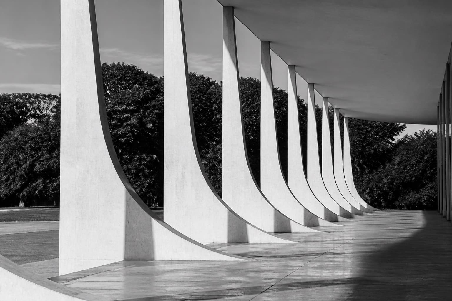 Colunata de palácio em Brasília, fotografada em preto e branco.