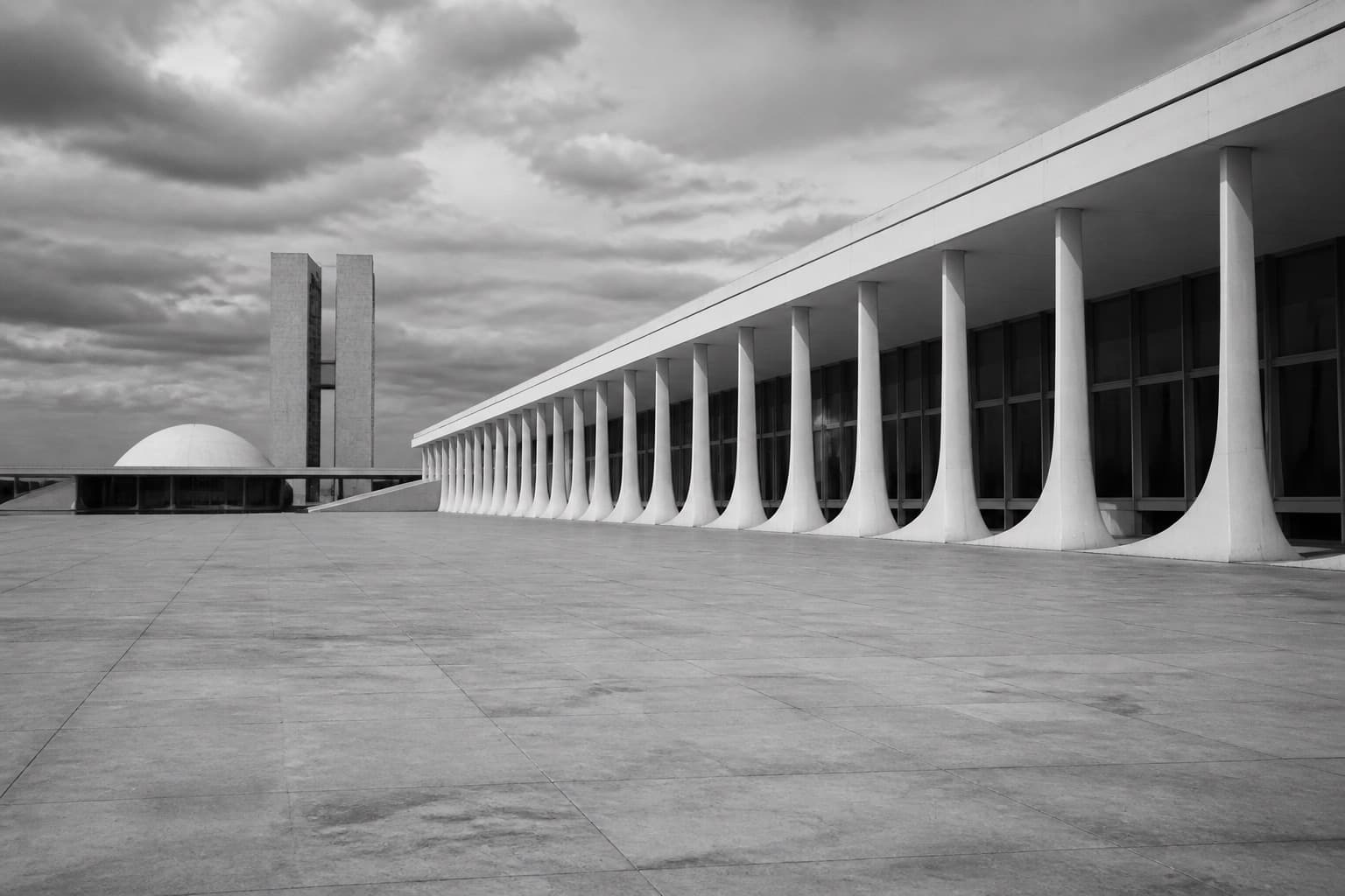 Praça dos Três Poderes em Brasília, com o Congresso Nacional ao fundo.