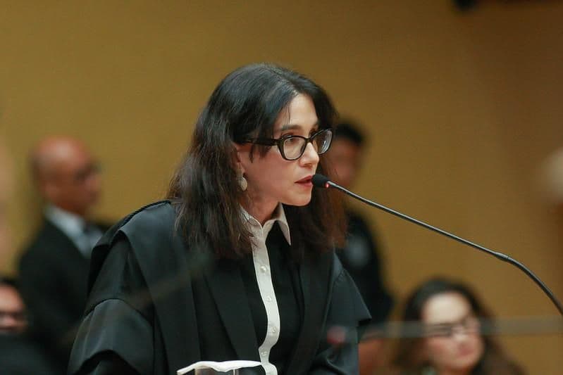 Patrícia Perrone Campos Mello na tribuna, durante sustentação oral.