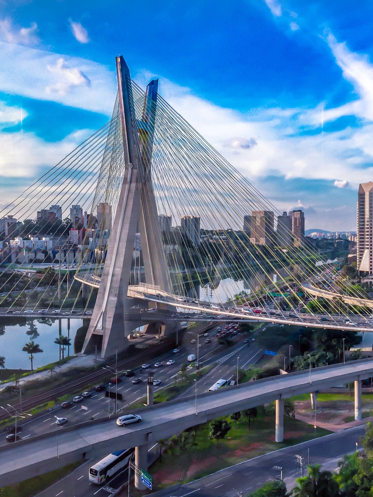 Vista de cima da Ponte Estaiada, em São Paulo